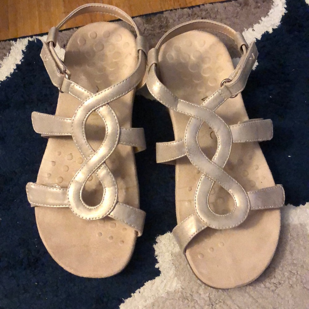 Vionic strappy gold sandals 8